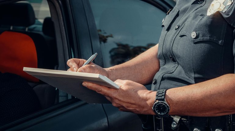 【刑事】警察對交通違規者不開單就一定構成圖利罪嗎？ 1