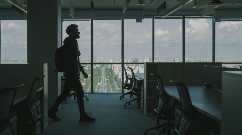 【勞資】公司職員週末自己跑來公司，算加班嗎？ 1