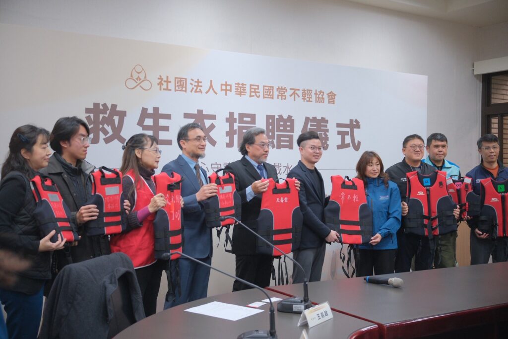 本所鄧湘全律師出席桃園市政府觀光局舉辦之「中華民國常不輕協會捐贈救生衣」記者會 7