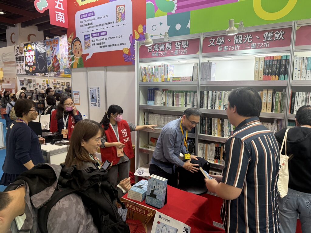 「千萬不要上法院」國際書展五南攤位現場簽書會 4