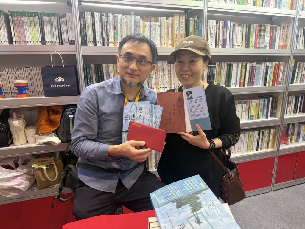 「千萬不要上法院」國際書展五南攤位現場簽書會 11