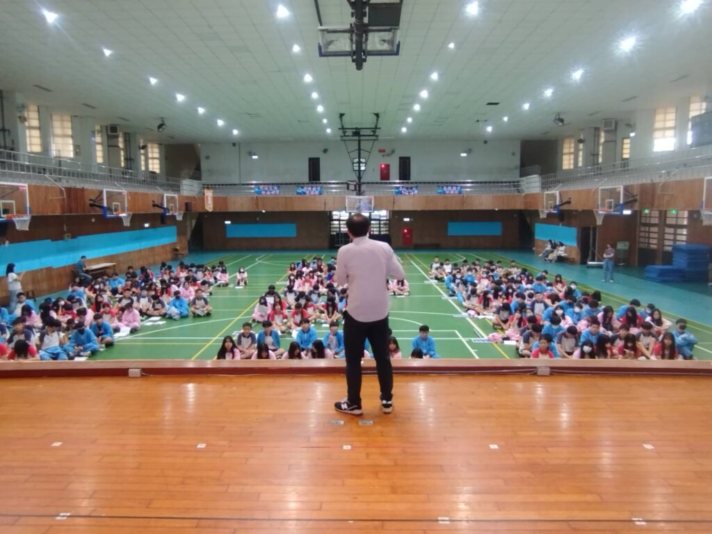 鄧湘全律師受邀前往龍岡國中 ,為同學們帶來國中會考激勵講座📚✨ 5