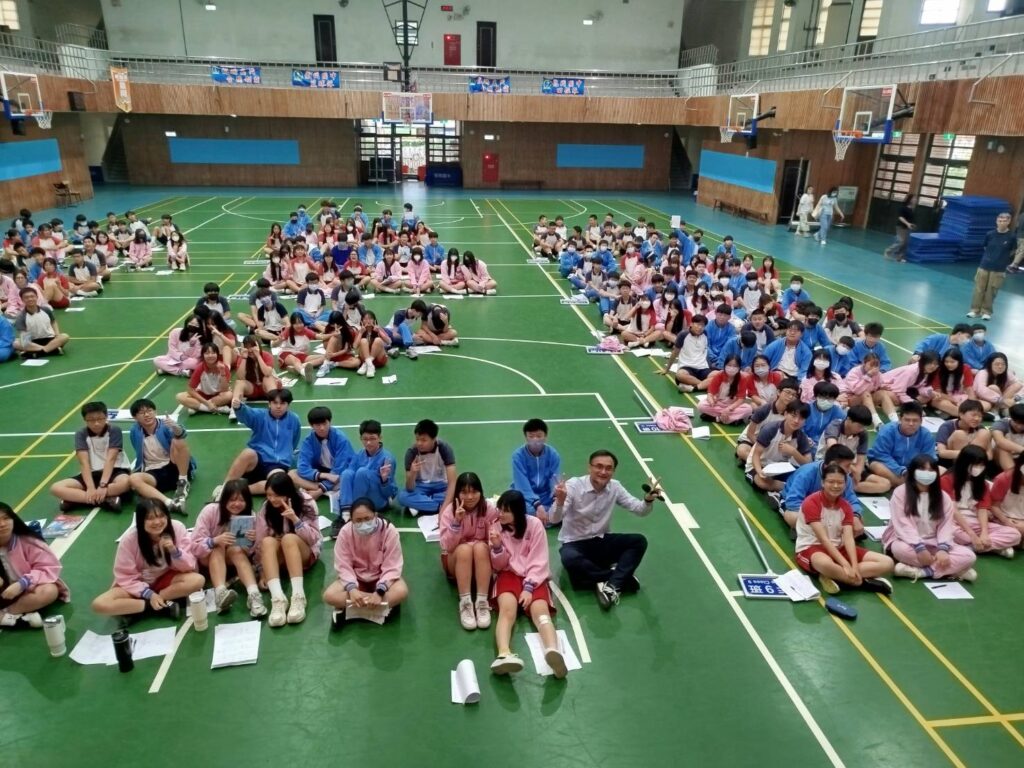 鄧湘全律師受邀前往龍岡國中 ,為同學們帶來國中會考激勵講座📚✨ 7